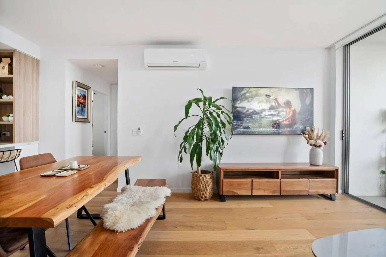 'Tropical Tides' Resort-Style Chic At Palm Beach Gold Coast Apartment