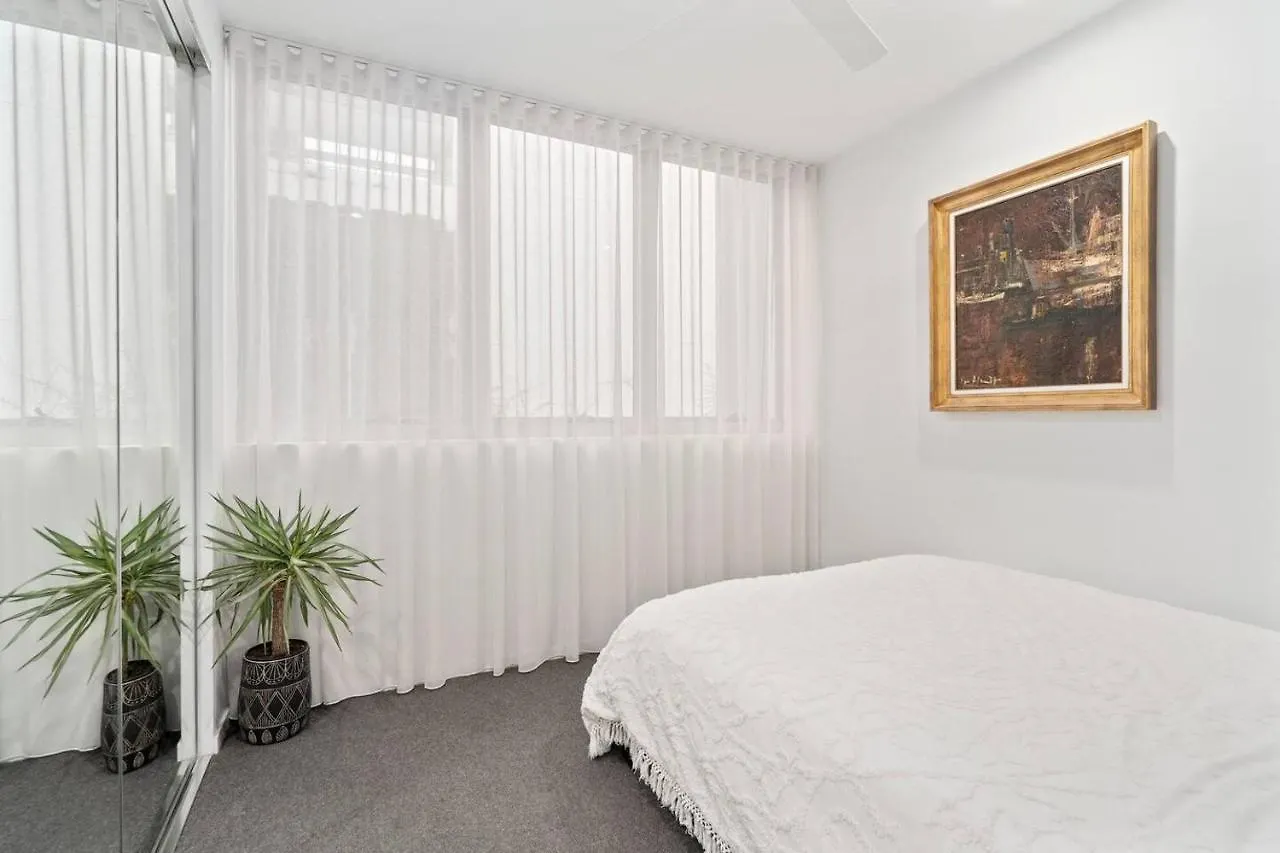 'Tropical Tides' Resort-Style Chic At Palm Beach Gold Coast Apartment