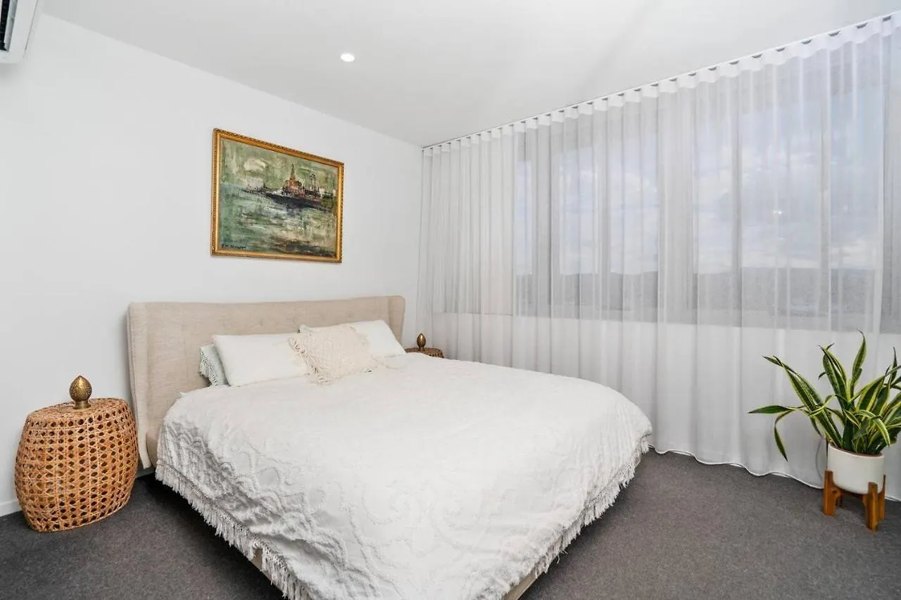 Apartment 'Tropical Tides' Resort-Style Chic At Palm Beach Gold Coast Australia
