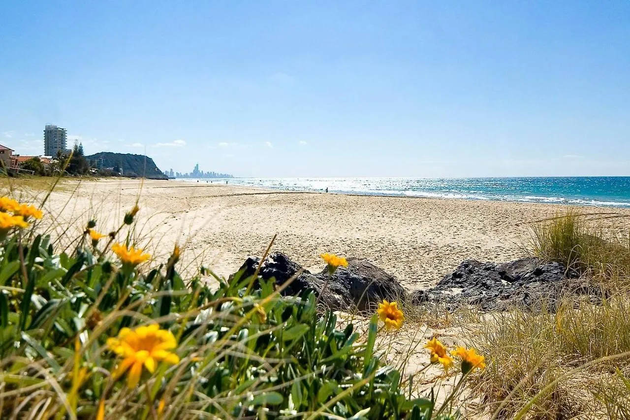 Lägenhet 'Tropical Tides' Resort-Style Chic At Palm Beach Guldkusten Australien